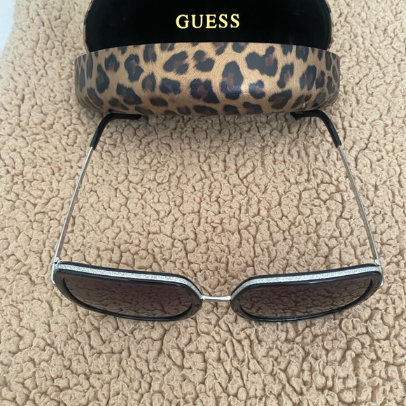 Guess Sunglasses LIKE NEW - Picture 3 of 3